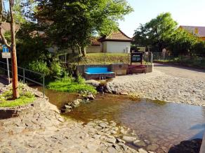 Befahrbare Furt durch Wiesbach